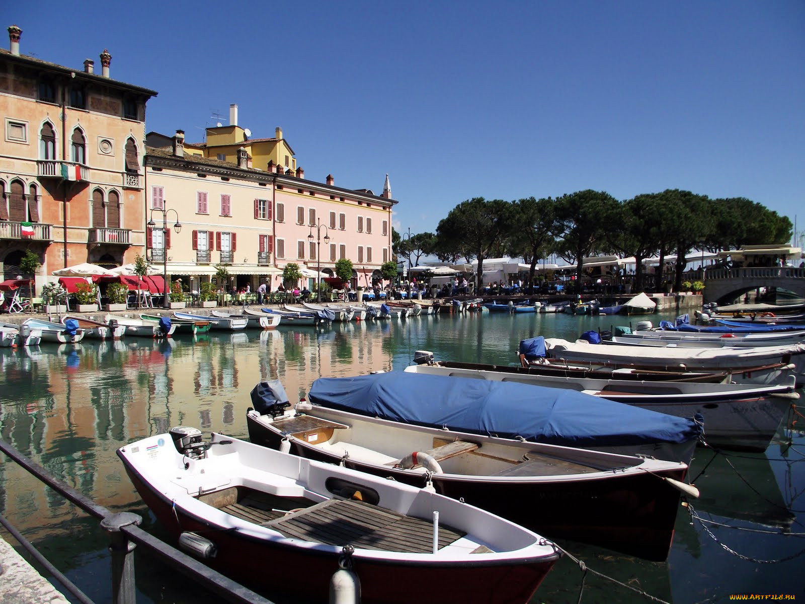 8 italy. Верона озеро Гарда. Гардазее Италия. Озеро Гарда яхты. Италия причал.